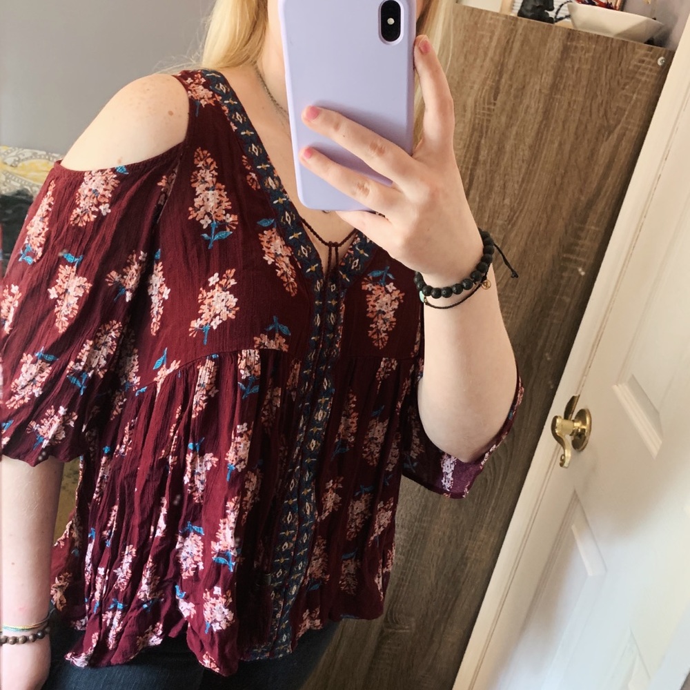 XHILARATION floral cut out shoulder blouse